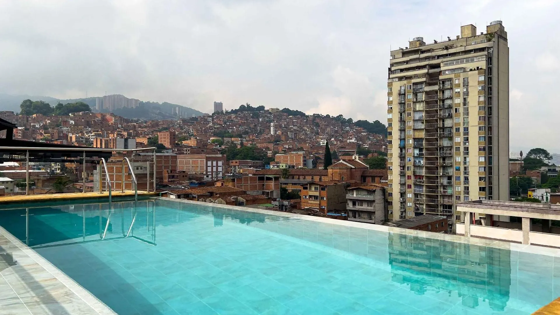 Ξενοδοχείο με διαμερίσματα Apartahotel Con Piscina Μεντεγίν Κολομβία